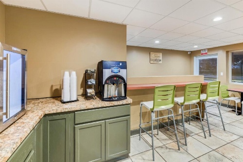 Econo Lodge Inn & Suites Binghamton image 6